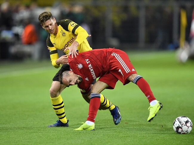 Schnappt der BVB (l. Lukas Piczsek) den Bayern (r. Franck Ribéry) 2019 die Schale weg? - © Martin Meissner/AP/picturedesk.com Deutscher Meister Wettquoten Dortmund