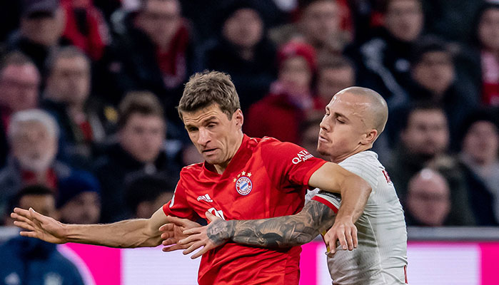 Thomas Müller (Bayern München) und Angelino (RB Leipzig)