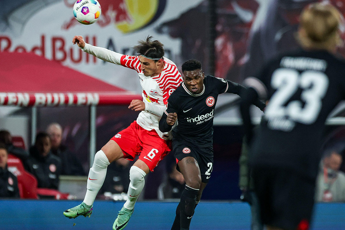 Frankfurts Aurelio Buta gegen RB's Eljif Elmas / Frankfurt Leipzig Tipp (© dpa picture alliance / Alamy Stock Photo)