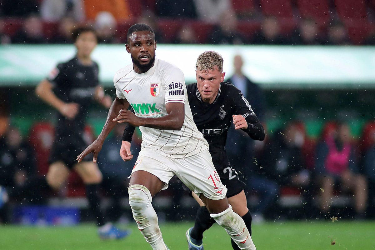 Zweikampf / Gladbach Augsburg Tipp (© dpa picture alliance / Alamy Stock Photo)