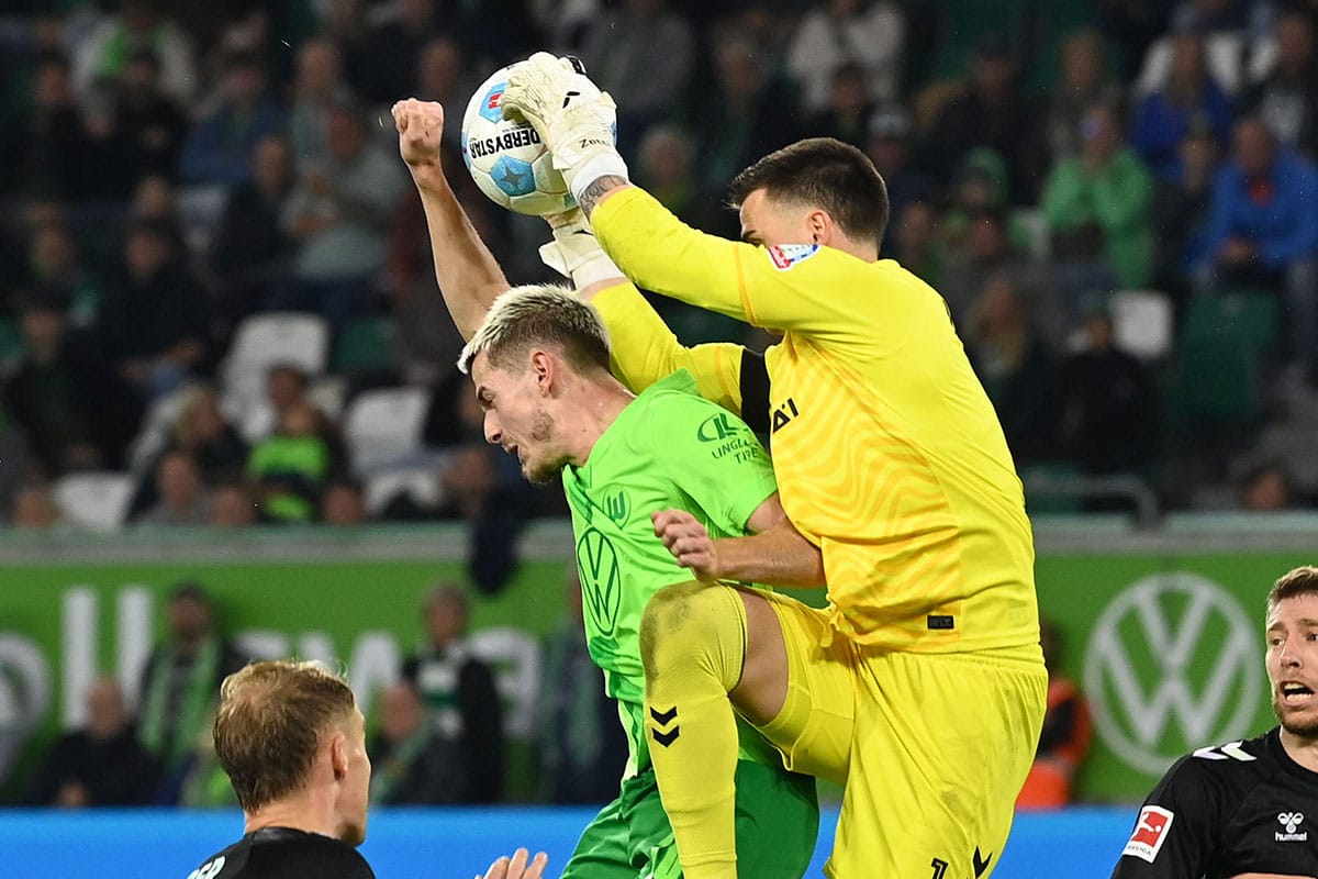 Michael Zetterer vs Jonas Wind / Bremen Wolfsburg Tipp (© dpa picture alliance / Alamy Stock Photo)