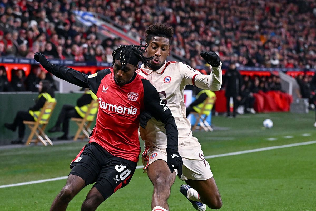 Kingsley Coman gegen Jeremie Frimpong / Bayern Leverkusen Tipp (© dpa picture alliance / Alamy Stock Photo)