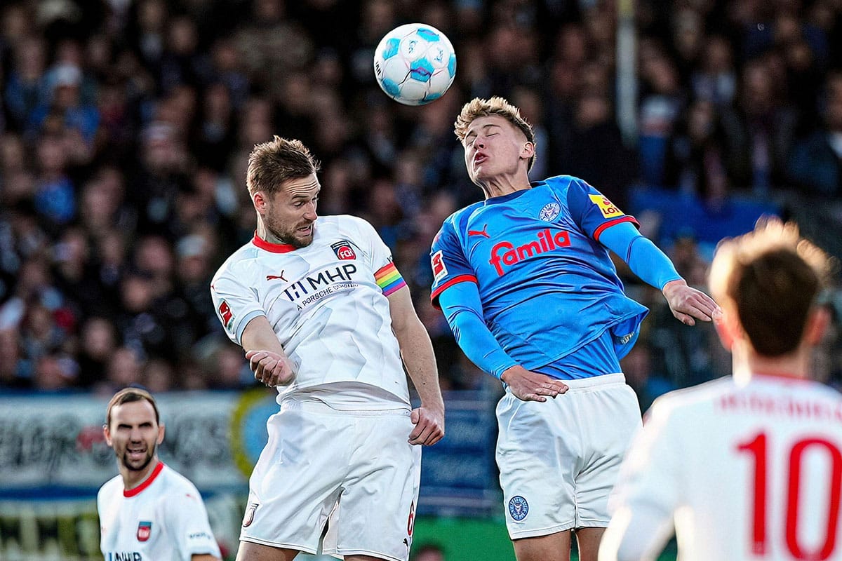 Kopfballduell Patrick Mainka gegen Phil Harres / Heidenheim Kiel Tipp (© dpa picture alliance / Alamy Stock Photo)