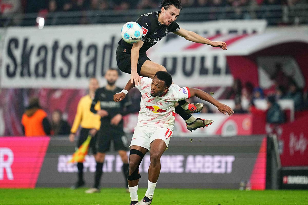 Leipzigs Lois Openda im Zweikampf / Gladbach Leipzig Tipp (© Cal Sport Media / Alamy Stock Photo)