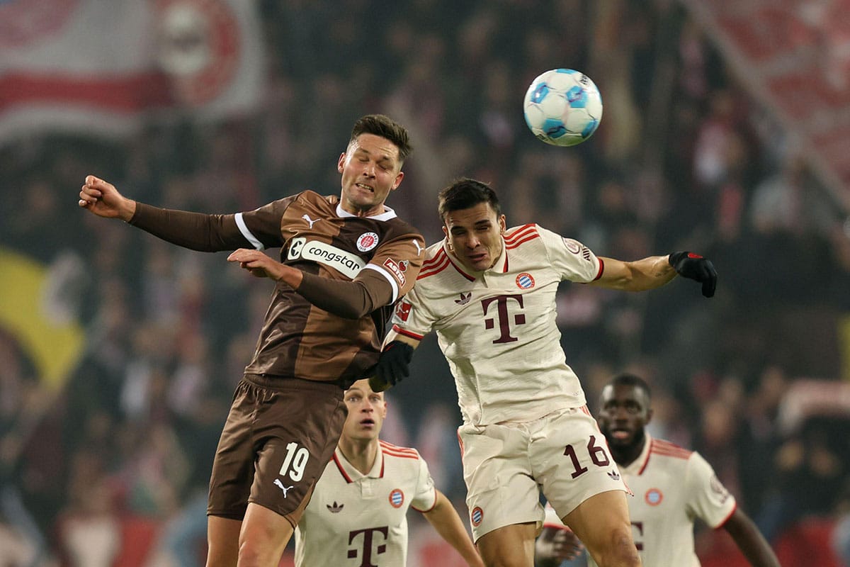 Bild zeigt Costa Palhinha vs Andreas Albers / Bayern St. Pauli Tipp (© diebilderwelt / Alamy Stock Photo)