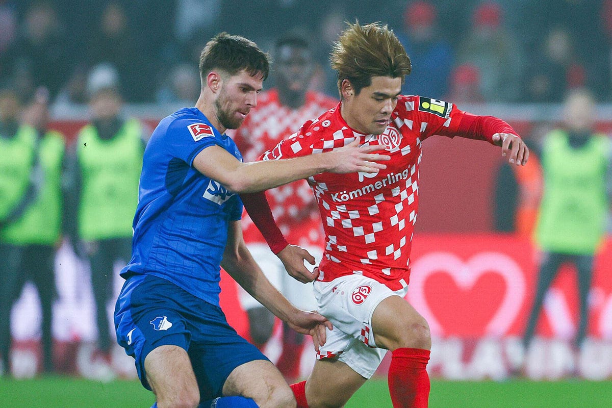 Anton Stach gegen Kaishu Sano / Hoffenheim Mainz Tipp (© dpa picture alliance / Alamy Stock Photo)