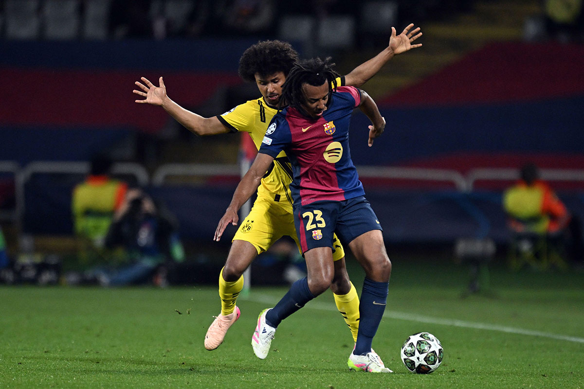 Karim Adeyemi gegen Jules Kounde / Dortmund Barcelona Tipp (© dpa picture alliance / Alamy Stock Photo)