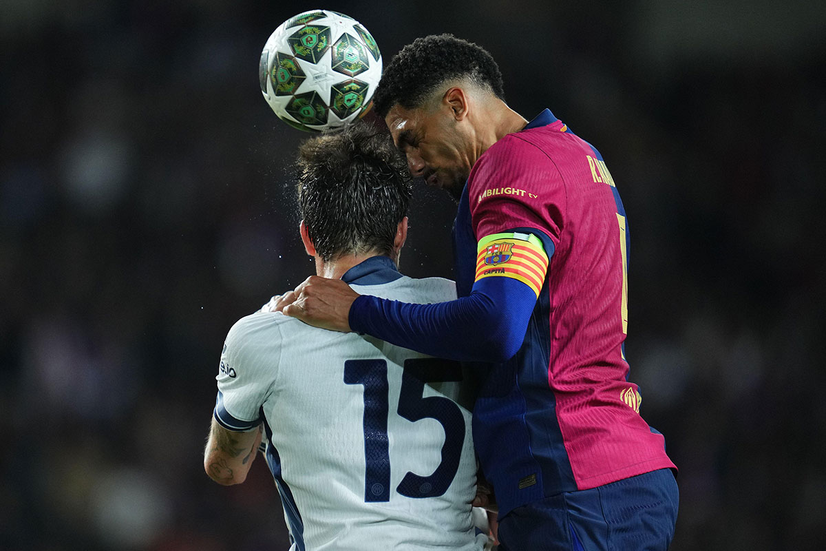 Kopfballduell / Inter Barcelona Tipp (© PRESSINPHOTO SPORTS AGENCY / Alamy Stock Photo)